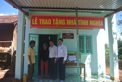 Trao nhà tình nghĩa cho gia đình liệt sĩ