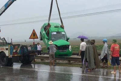 Tàu hỏa đâm taxi rúm ró, 3 người vội chạy thoát thân