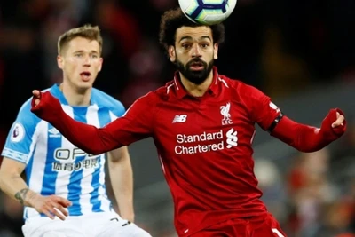 Đè bẹp Huddersfield, Liverpool trở lại ngôi đầu Premier League