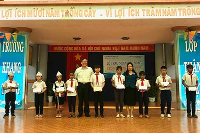 Trao 100 suất học bổng cho học sinh Chư Păh có hoàn cảnh khó khăn