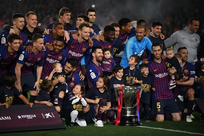 Messi ghi bàn, Barcelona nâng cúp vô địch La Liga