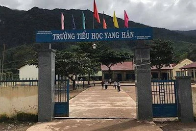 Hiệu trưởng ăn chặn tiền của học sinh nghèo bị cắt chức