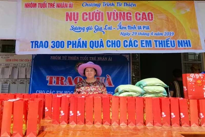 Tặng 300 suất quà cho học sinh nghèo xã Ia Pia