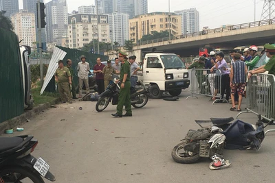 Ôtô tông hàng loạt xe máy dừng đèn đỏ,nữ tài xế đạp nhầm chân ga?