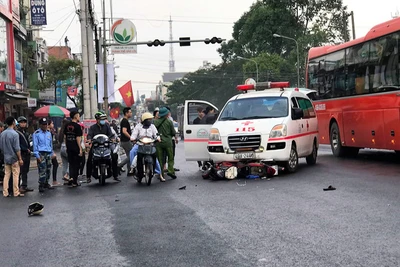 Xe cứu thương vượt đèn đỏ tông xe máy ở Bảo Lộc,1nạn nhân dập não