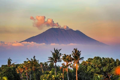 5 ngọn núi lửa trực chờ phun trào ở Indonesia thu hút du khách