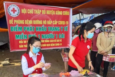 Kông Chro: Phát khẩu trang miễn phí và tờ rơi tuyên truyền phòng, chống dịch Covid-19