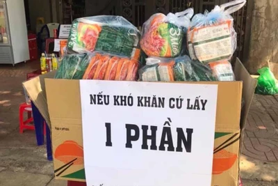 Hỗ trợ 100 phần quà cho những người khó khăn trong mùa dịch Covid-19