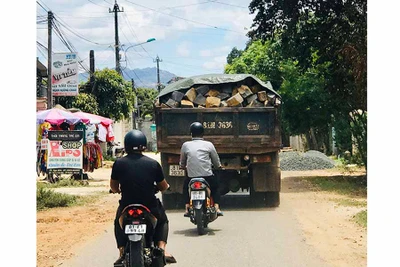 Xe chở đá gây nguy hiểm cho người tham gia giao thông