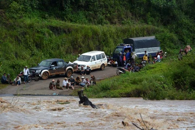 Thông tin tiếp việc hàng ngàn hộ dân bị cô lập do mưa lũ tại Mang Yang