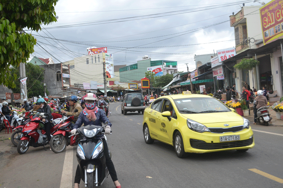 Ùn tắc giao thông trước cổng chợ Yên Thế