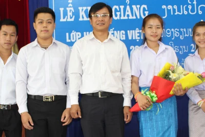 Dạy tiếng Việt cho học sinh nước Lào