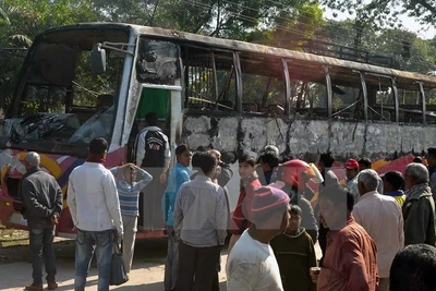 Đánh bom xăng kinh hoàng tại Bangladesh, 7 người chết cháy