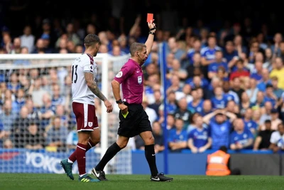 ​Cahill và Fabregas nhận thẻ đỏ, ĐKVĐ Chelsea gục ngã trước Burnley