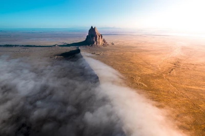 Hoàng hôn trên núi đá Shiprock ở New Mexico