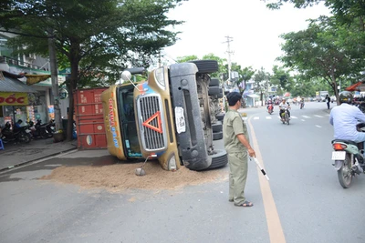 Xe đầu kéo lật, 2 thùng container văng qua làn xe 2 bánh