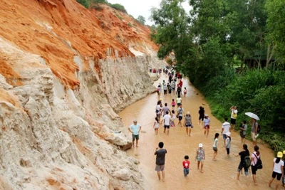 Khám phá dòng suối mang sắc đỏ độc đáo ở Mũi Né