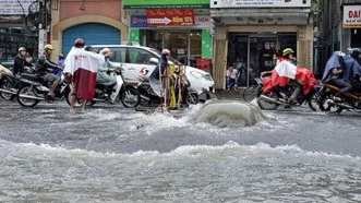 Mưa lớn, một học sinh bị cuốn trôi xuống cống thoát nước