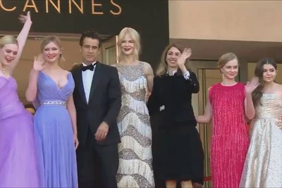 Hoa hậu Hoàn Vũ 2016 diện váy ren lệch vai gây sốt Cannes