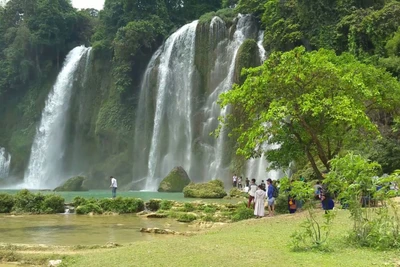 Chiêm ngưỡng vẻ đẹp tự nhiên tại Thác Bản Giốc và động Ngườm Ngao