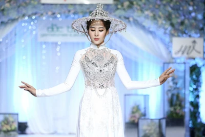 "Ảnh hậu" Nam Em vừa catwalk vừa múa trên sàn diễn thời trang