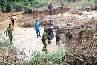 Hàng chục trinh sát đột kích sào huyệt "vàng tặc" trong rừng sâu