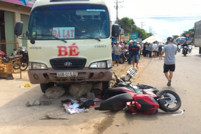 Xe khách tông liên hoàn 2 xe máy, 2 người thương vong