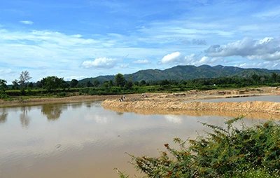 Kon Tum: Doanh nghiệp ngang nhiên đắp đập, chặn dòng sông hút cát