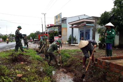 Xã Ia Nhin và Trung đoàn 52: Dọn vệ sinh môi trường đảm bảo giao thông trong mùa mưa