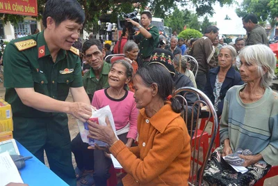 Bệnh viện Quân y 15: Khám bệnh, cấp phát thuốc miễn phí, tư vấn sức khỏe và tặng quà cho các gia đình chính sách tại xã Ia Sao