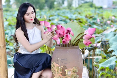 "Gái quê" mặc yếm khoe lưng trần trắng nõn bên sen