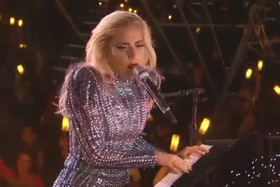 Lady Gaga đu dây biểu diễn tại Super Bowl