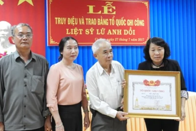 Trao bằng Tổ quốc ghi công cho liệt sĩ Lữ Anh Dồi