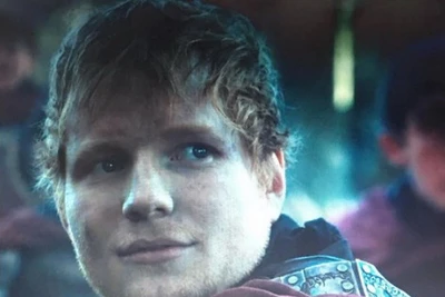 Ed Sheeran bất ngờ xuất hiện trong phần mở màn Game of Thrones 7