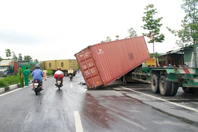 Ba xe container tông liên hoàn, giao thông hỗn loạn