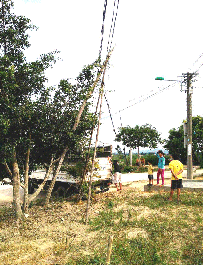 An Khê: Hiểm nguy từ những cột điện "tạo dáng"