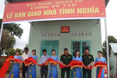 Công ty 715: Tặng Nhà tình nghĩa, khám bệnh, cấp thuốc cho các đối tượng chính sách