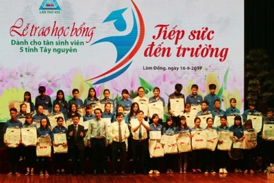 Trao 177 học bổng "Tiếp sức đến trường" cho tân sinh viên Tây Nguyên