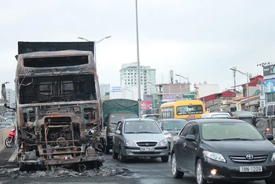 Xe đầu kéo cháy trơ khung trên đường vành đai 3, giao thông ùn tắc