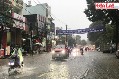 Mưa lớn, nhiều tuyến đường ở TP. Pleiku bị ngập nước cục bộ