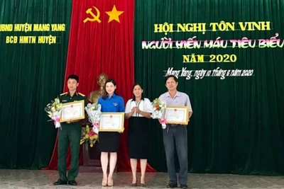 Mang Yang: Tôn vinh 32 điển hình hiến máu tình nguyện