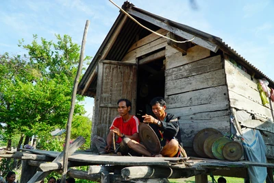 Chiêng làm bằng vỏ… thùng phuy