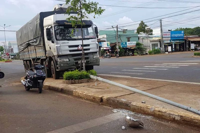 Chư Sê: Tài xế xe tải đâm gãy trụ điện