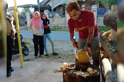 Bị liên đoàn bỏ rơi, nhiều ngôi sao bóng đá Indonesia ra đường bán hàng rong