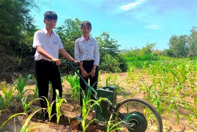 Học sinh lớp 9 chế tạo máy cày làm cỏ và bón phân