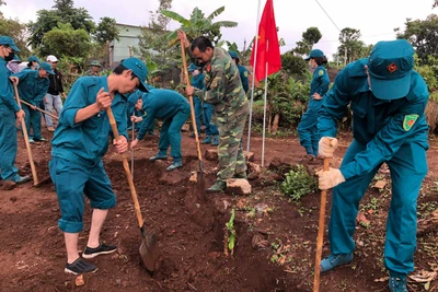 Tự vệ TP. Pleiku phối hợp làm dân vận tại làng Nhao 2