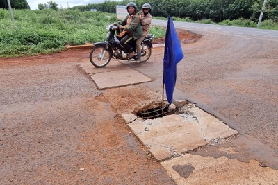 Nắp cống vỡ trên đường liên xã