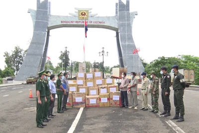 Đức Cơ hỗ trợ huyện Ozadav-Campuchia phòng-chống Covid-19