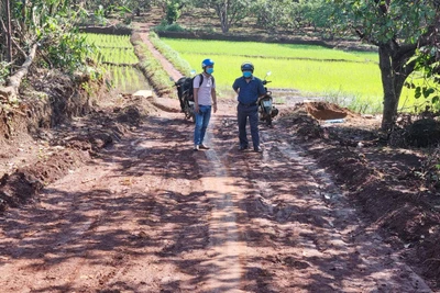 Người dân Ia Krai hiến đất làm đường giao thông