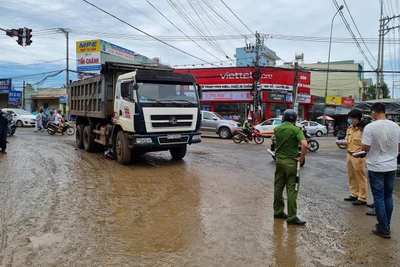 Pleiku: Va chạm giữa xe ô tô tải và xe máy, 1 học sinh tử vong